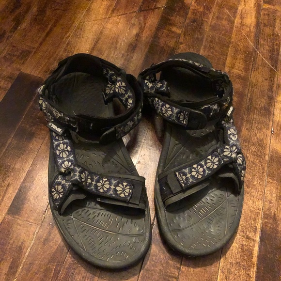 teva black strappy sandals